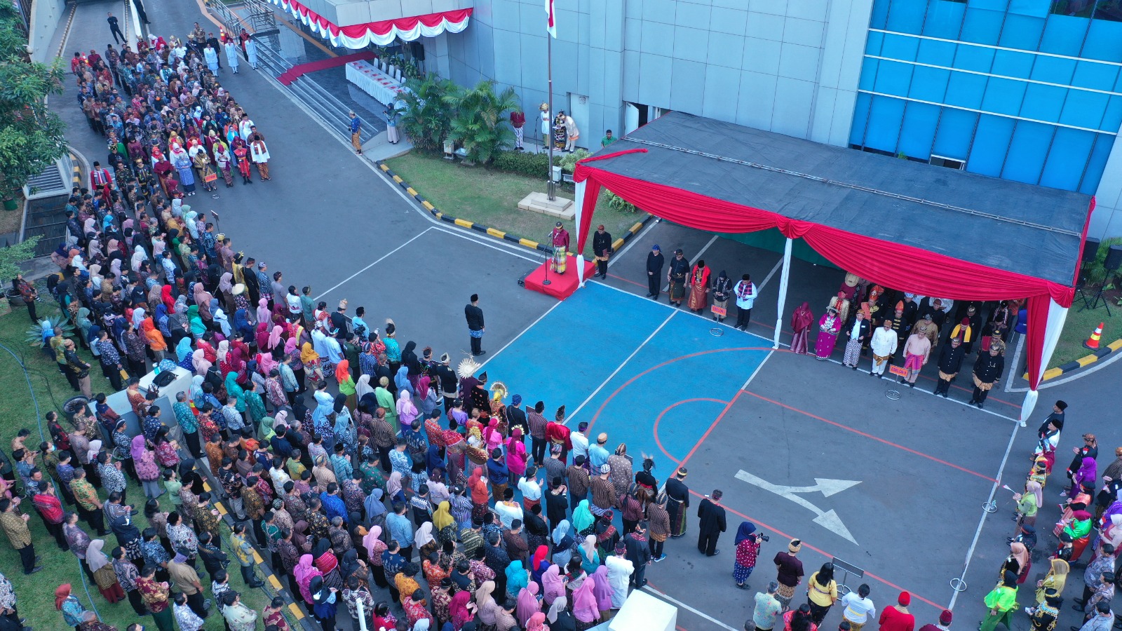 Jajaran Pejabat Tinggi dan pegawai di lingkungan Badan Nasional Penanggulangan Bencana (BNPB) turut merayakan Hari Ulang Tahun Ke-78 Republik Indonesia, yang diselenggarakan di halaman Gedung Graha BNPB, Jakarta pada (17/8). 